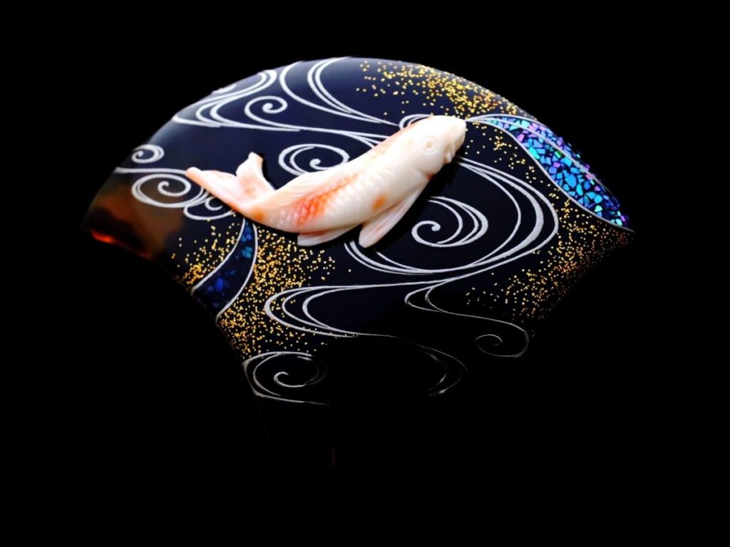 べっ甲珊瑚錦鯉彫り装飾付き流水螺鈿金蒔絵かんざし2022
