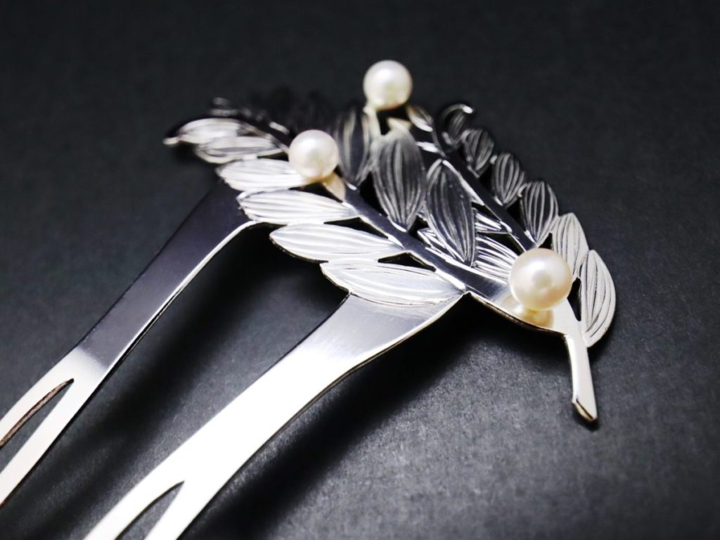 シダの葉アコヤパール３個付き銀かんざし2022｜繁栄、長寿を意味する縁起の良い羊歯（シダ）の葉をモチーフにした準礼装用のかんざし。