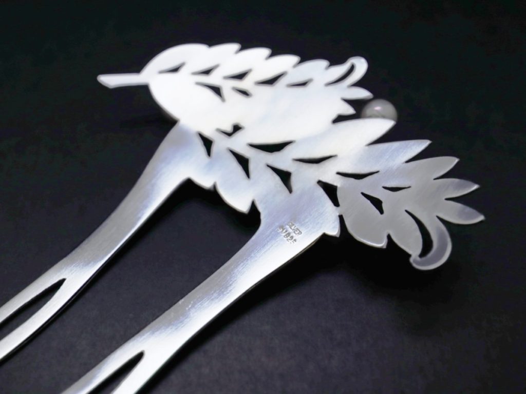 シダの葉アコヤパール３個付き銀かんざし2022｜繁栄、長寿を意味する縁起の良い羊歯（シダ）の葉をモチーフにした準礼装用のかんざし。