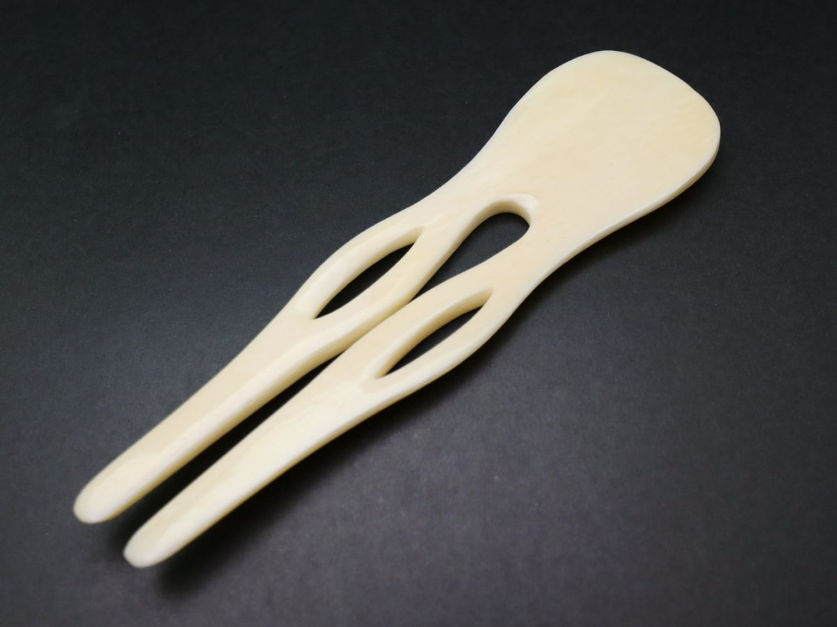 夏の装いにお勧め、希少な本物志向の手彫り本象牙かんざし2025