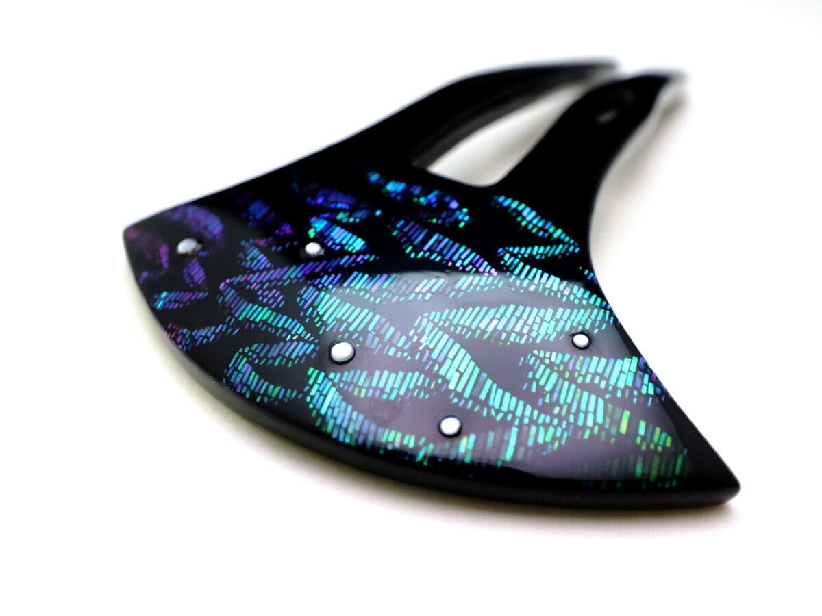 蒼翠色に美しく輝く螺鈿かんざし2025｜木製オーロラ煌めく簪