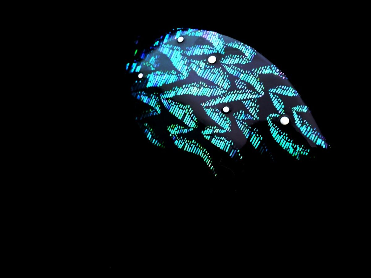 蒼翠色に美しく輝く螺鈿かんざし2025｜木製オーロラ煌めく簪