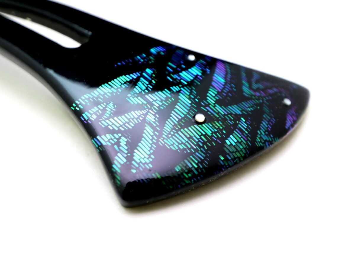 蒼翠色に美しく輝く螺鈿かんざし2025｜木製オーロラ煌めく簪