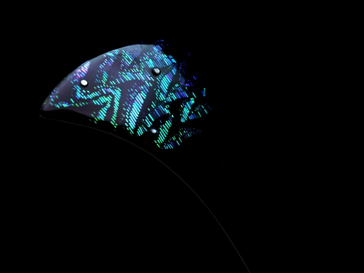 蒼翠色に美しく輝く螺鈿かんざし2025｜木製オーロラ煌めく簪