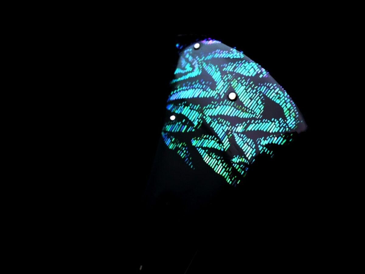 蒼翠色に美しく輝く螺鈿かんざし2025｜木製オーロラ煌めく簪