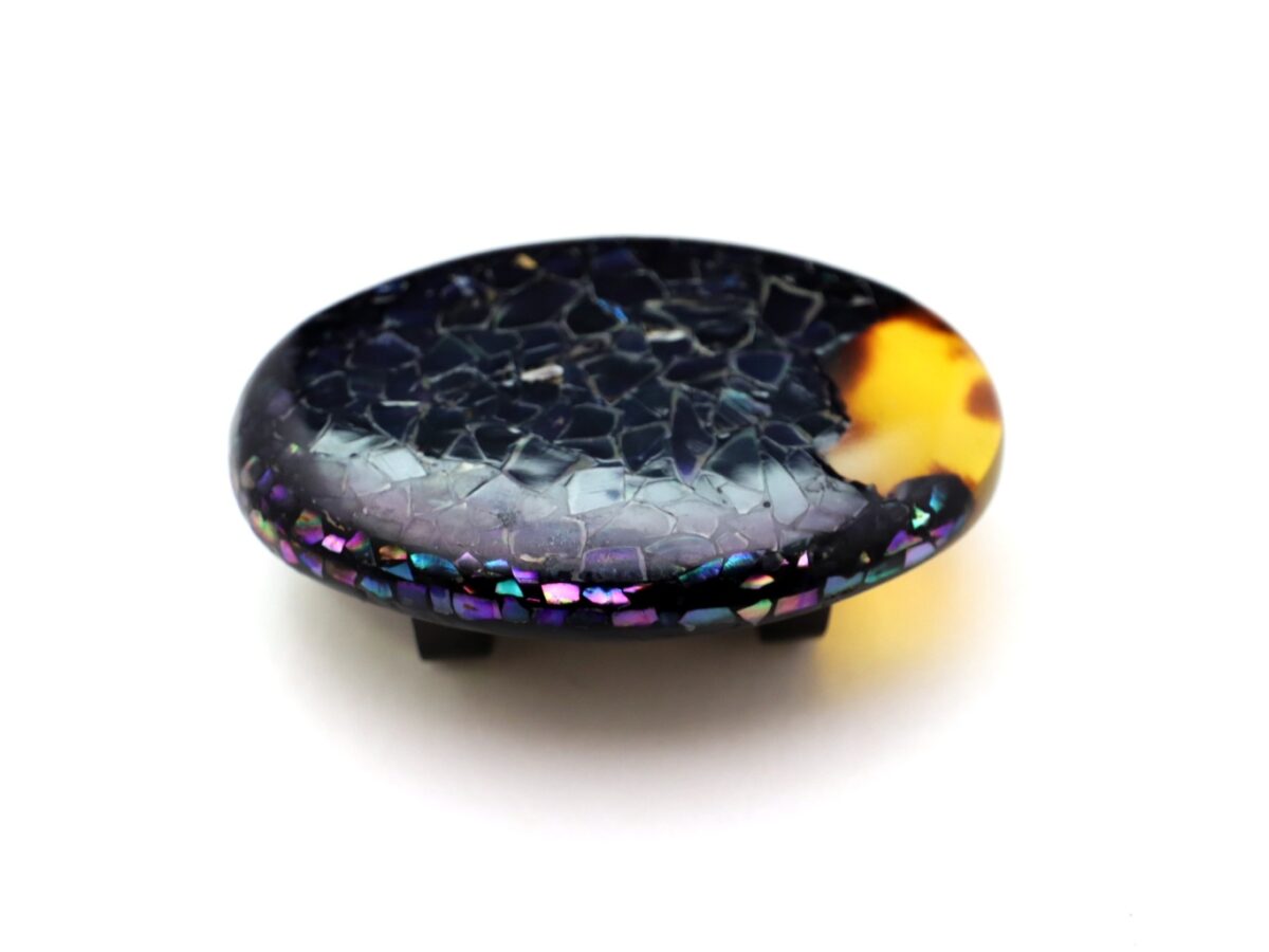 べっ甲螺鈿尽くし帯留2025｜ステンドグラスのような美しい輝き