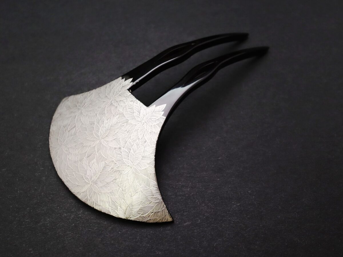 黒べっ甲沈金菊尽くしかんざし・帯留2025｜プラチナ箔菊尽くし