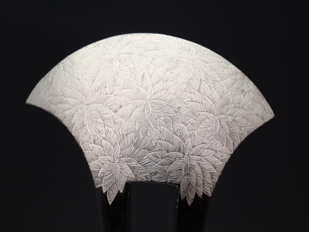 黒べっ甲沈金菊尽くしかんざし・帯留2025｜プラチナ箔菊尽くし