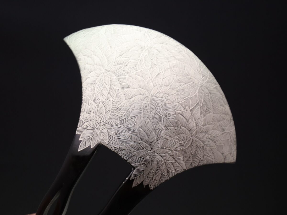 黒べっ甲沈金菊尽くしかんざし・帯留2025｜プラチナ箔菊尽くし