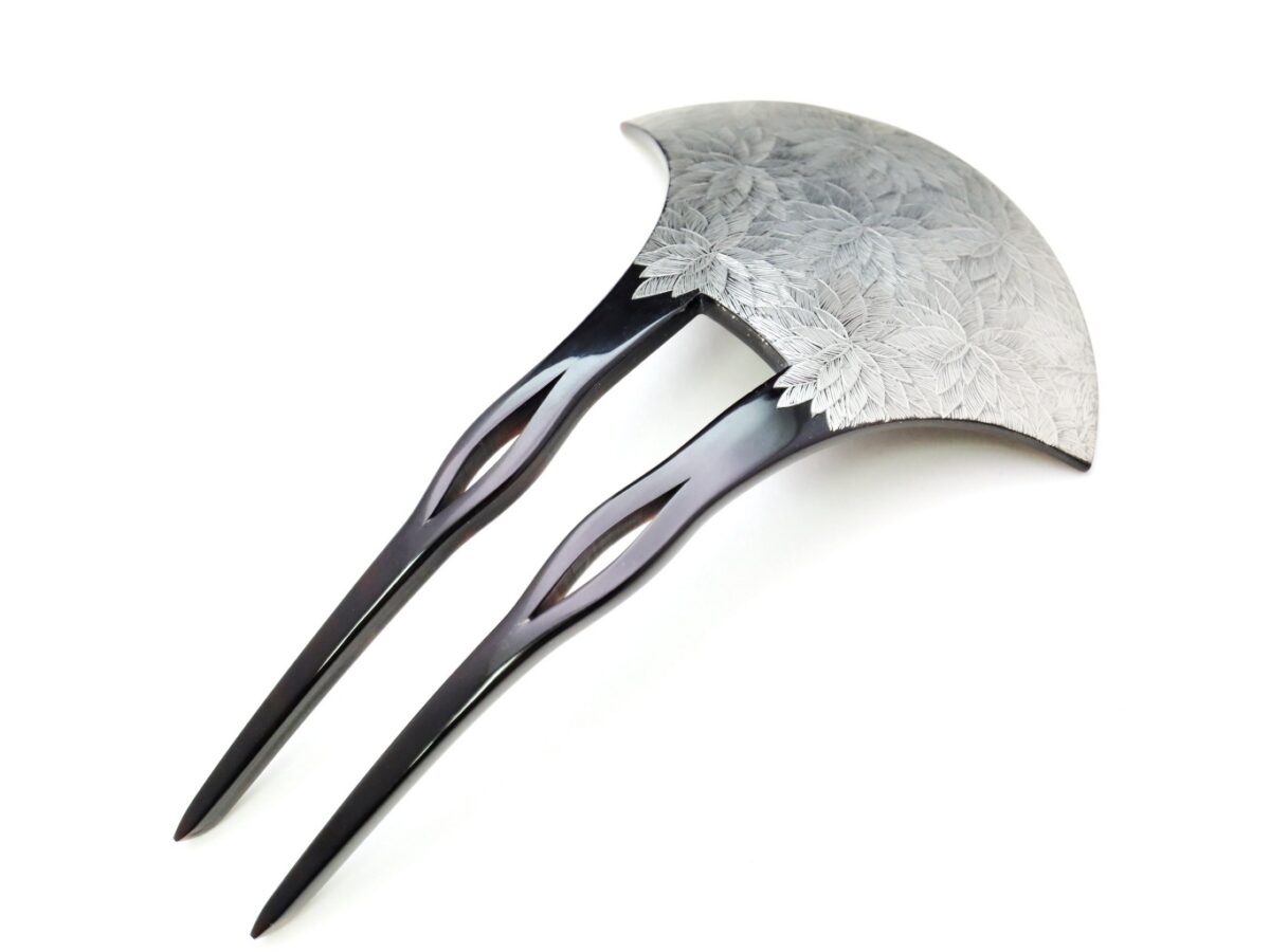 黒べっ甲沈金菊尽くしかんざし・帯留2025｜プラチナ箔菊尽くし