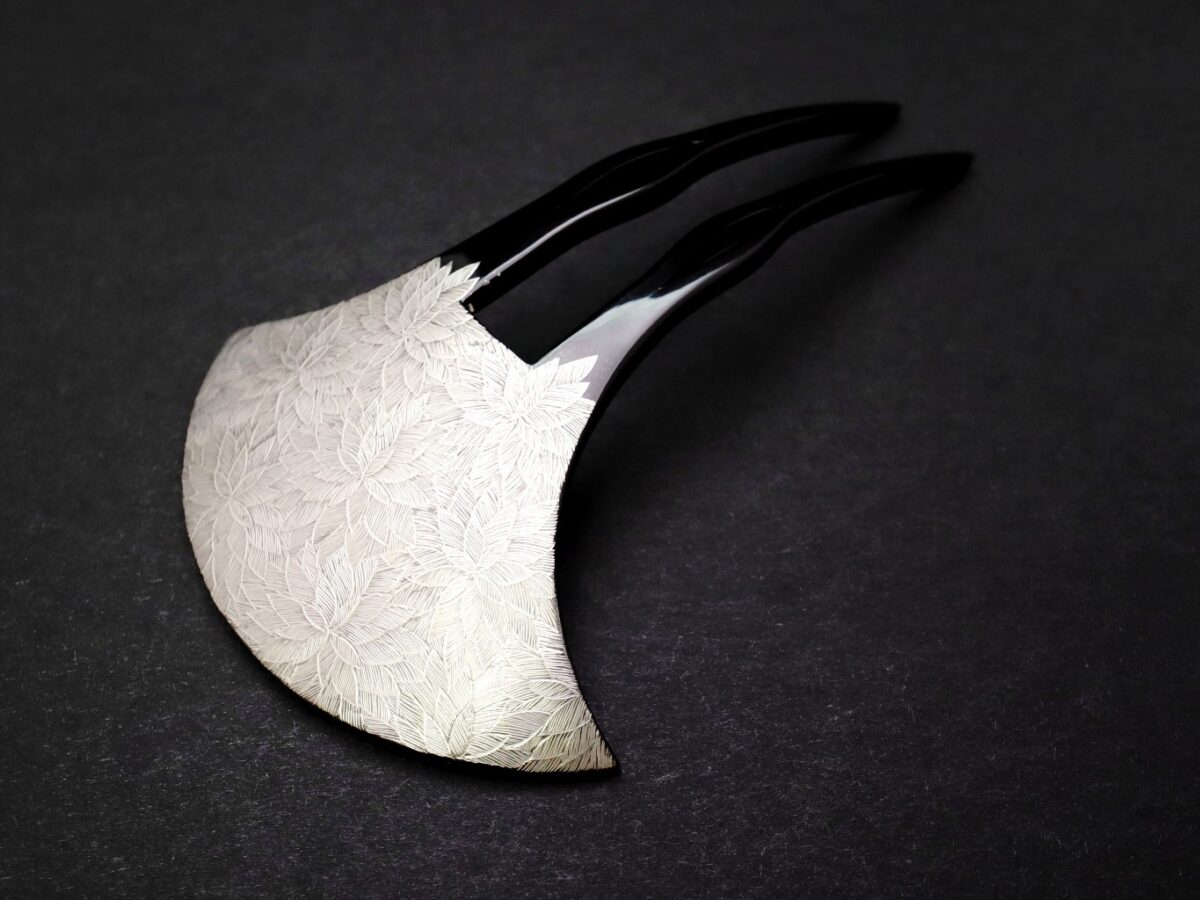 黒べっ甲沈金菊尽くしかんざし・帯留2025｜プラチナ箔菊尽くし