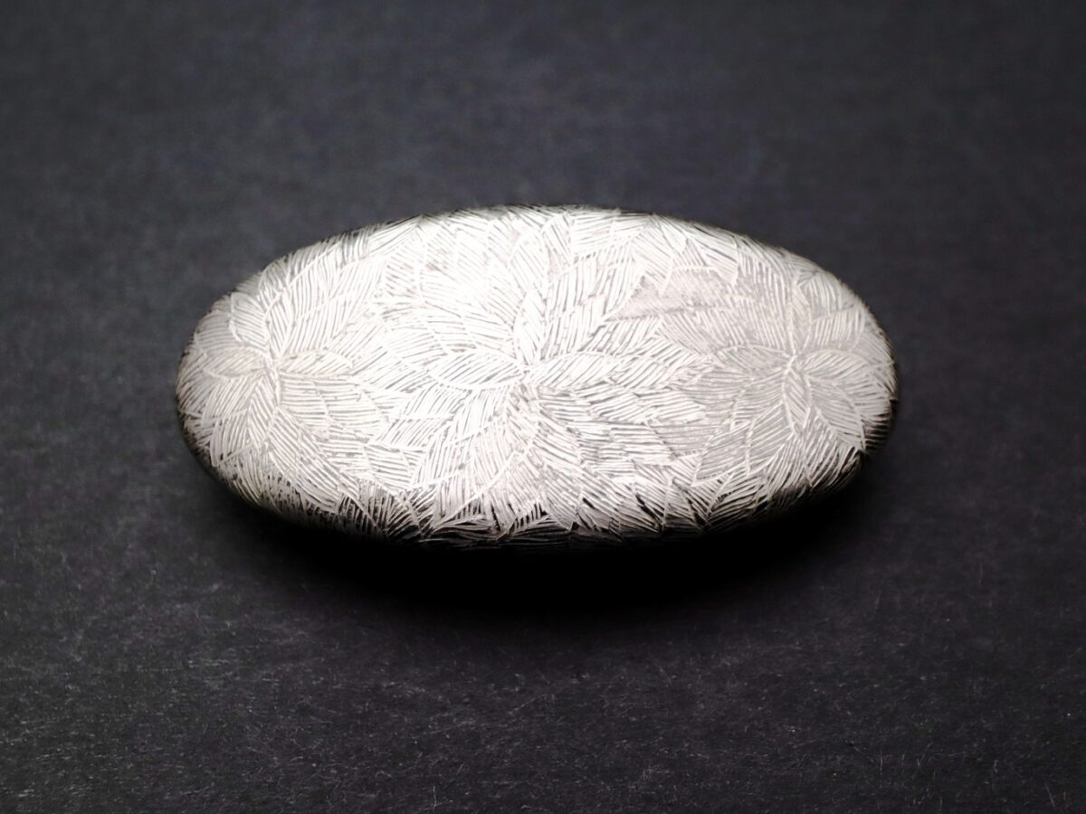 黒べっ甲沈金菊尽くしかんざし・帯留2025｜プラチナ箔菊尽くし