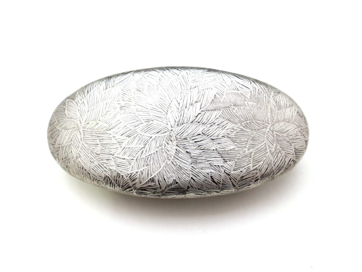 黒べっ甲沈金菊尽くしかんざし・帯留2025｜プラチナ箔菊尽くし