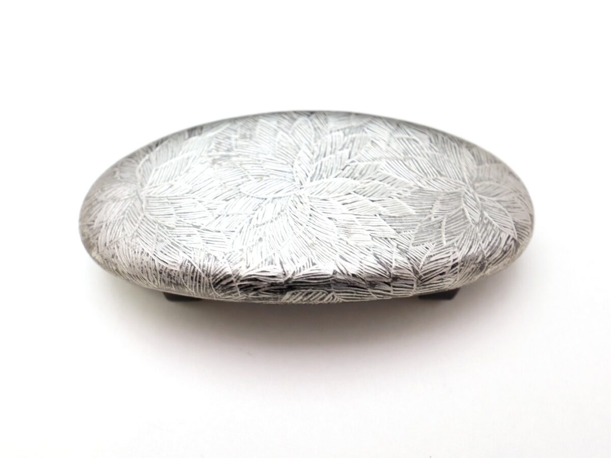 黒べっ甲沈金菊尽くしかんざし・帯留2025｜プラチナ箔菊尽くし