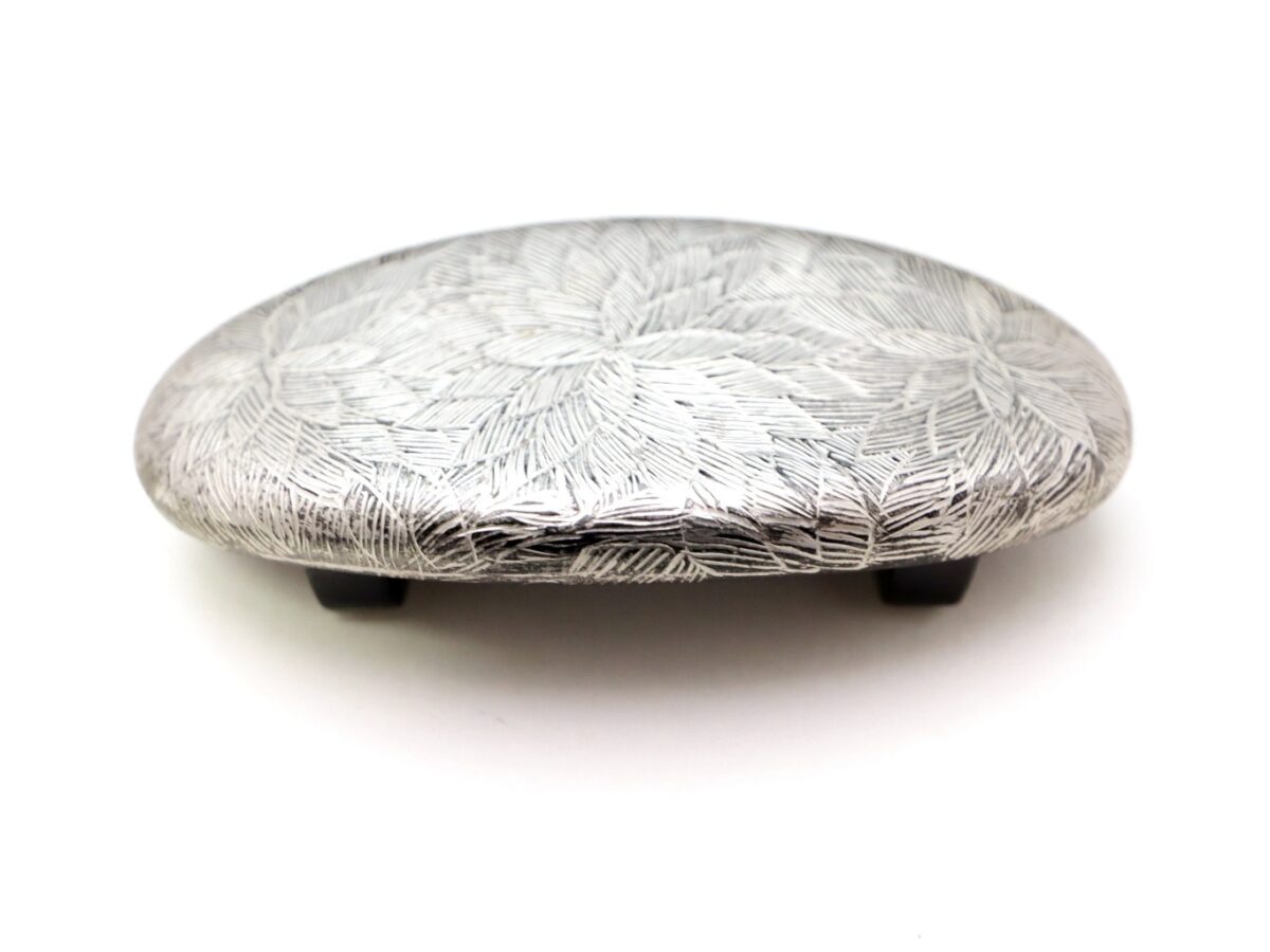 黒べっ甲沈金菊尽くしかんざし・帯留2025｜プラチナ箔菊尽くし