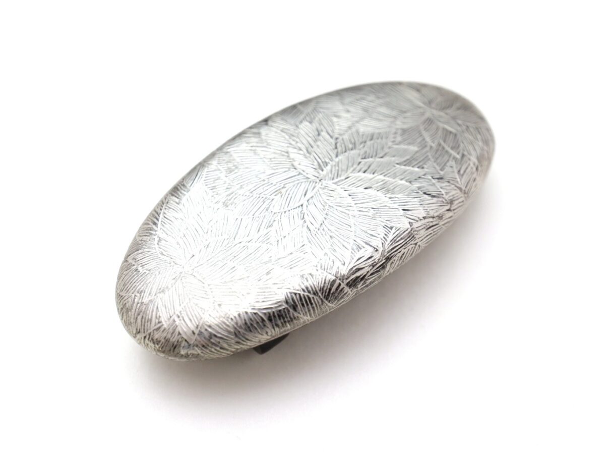 黒べっ甲沈金菊尽くしかんざし・帯留2025｜プラチナ箔菊尽くし