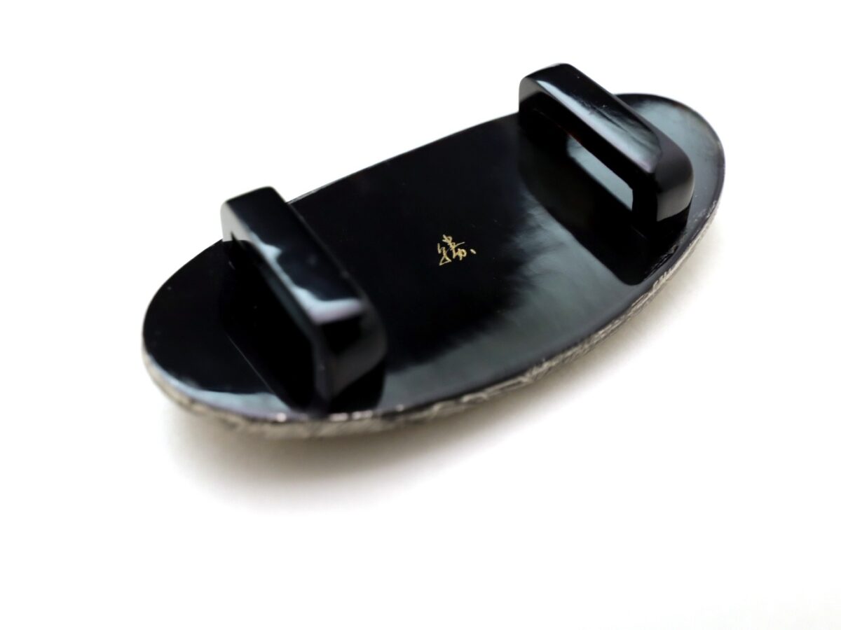 黒べっ甲沈金菊尽くしかんざし・帯留2025｜プラチナ箔菊尽くし