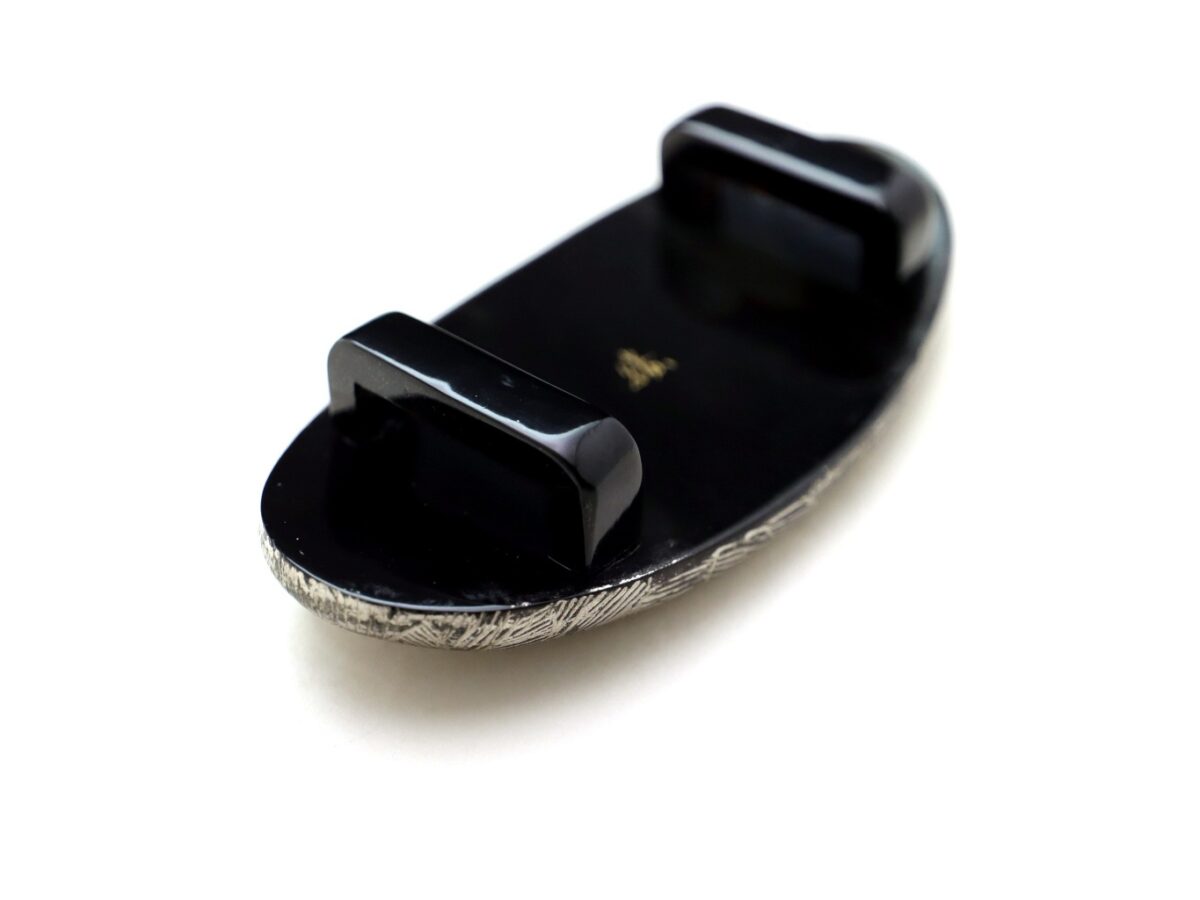 黒べっ甲沈金菊尽くしかんざし・帯留2025｜プラチナ箔菊尽くし