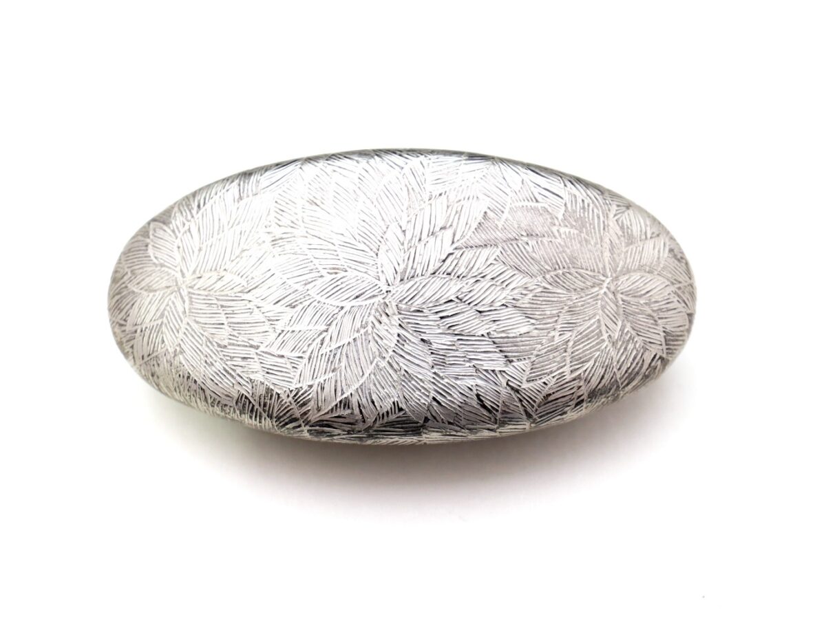 黒べっ甲沈金菊尽くしかんざし・帯留2025｜プラチナ箔菊尽くし