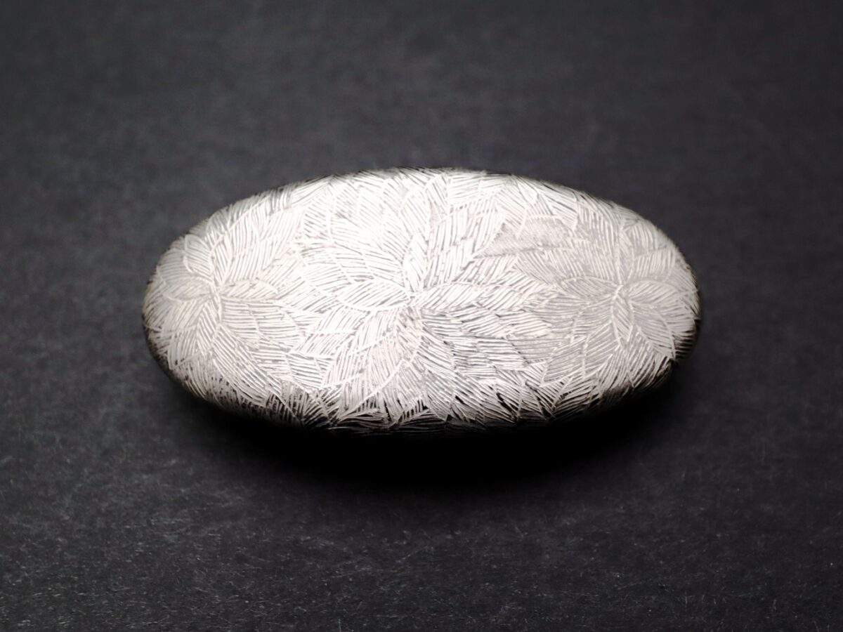 黒べっ甲沈金菊尽くしかんざし・帯留2025｜プラチナ箔菊尽くし