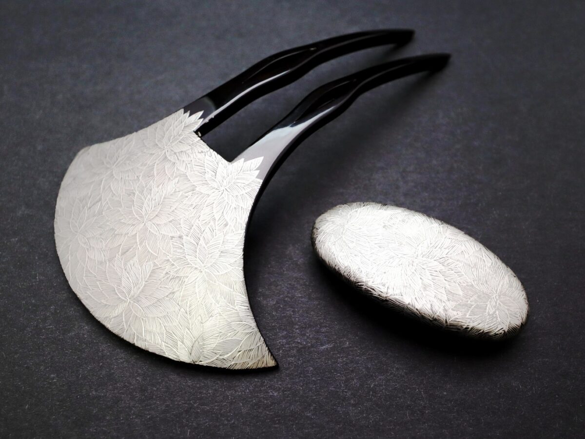 黒べっ甲沈金菊尽くしかんざし・帯留2025｜プラチナ箔菊尽くし