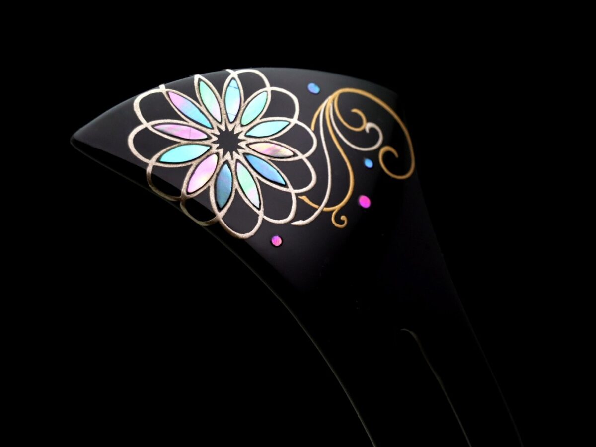 色鮮やかに素敵に咲く菊の花｜木製漆菊螺鈿金蒔絵かんざし2026