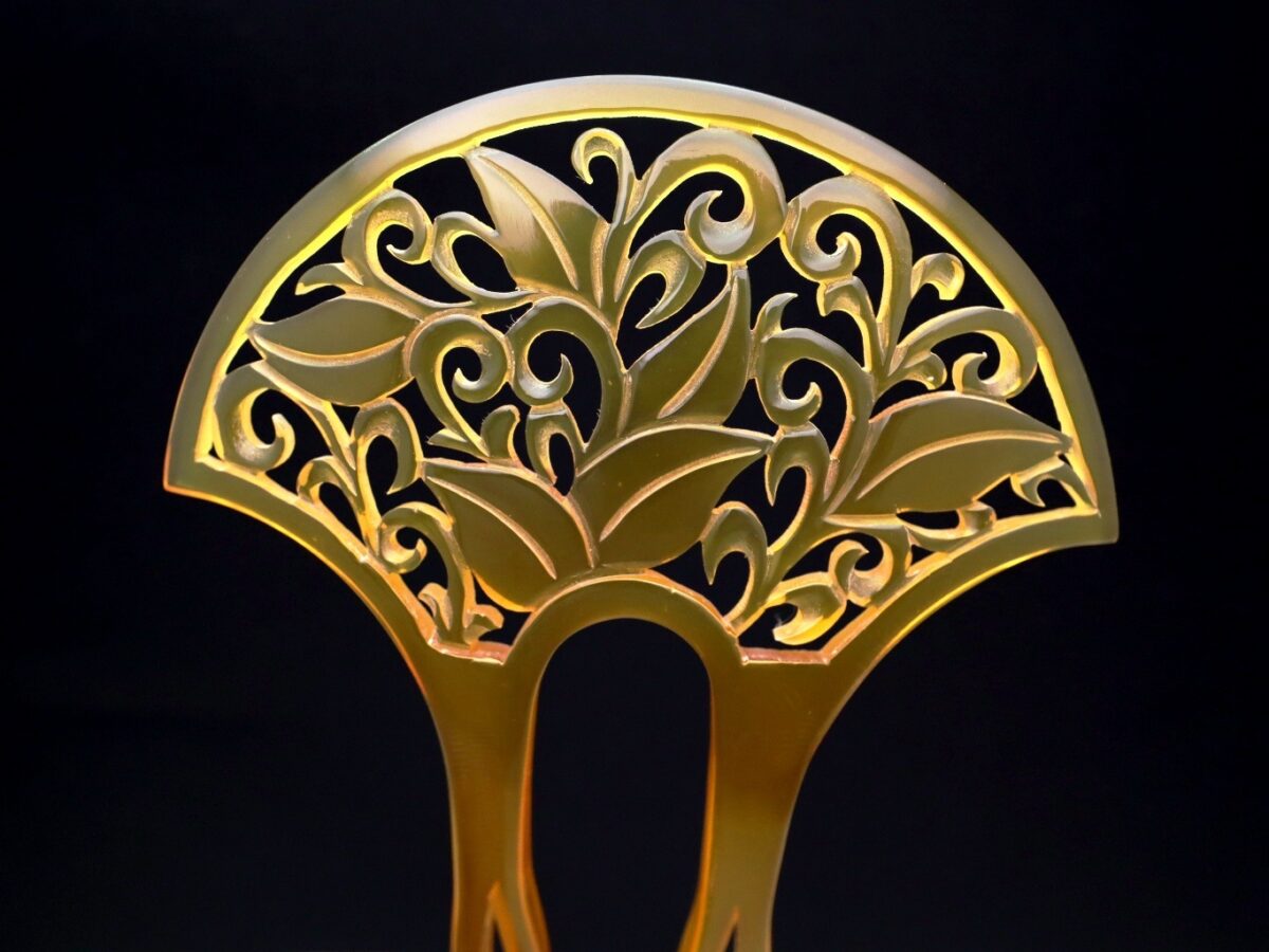 贅沢な総白べっ甲洋唐草彫りかんざし|準礼装から普段の外出着まで