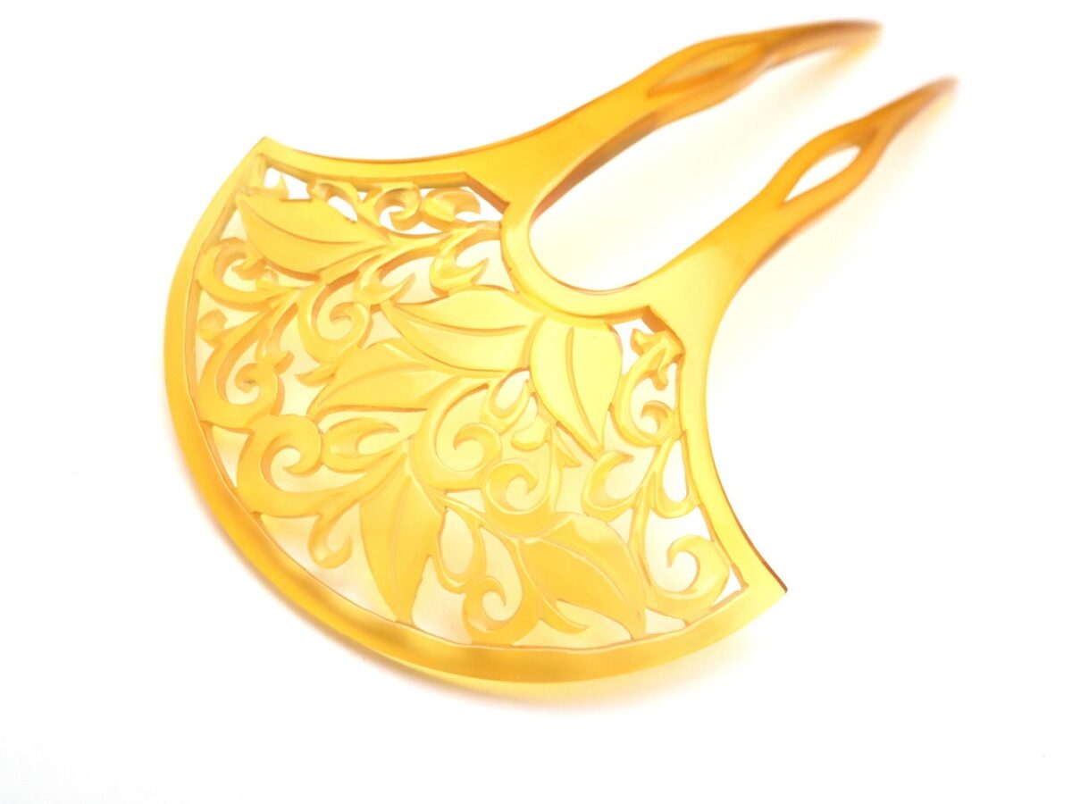 贅沢な総白べっ甲洋唐草彫りかんざし|準礼装から普段の外出着まで