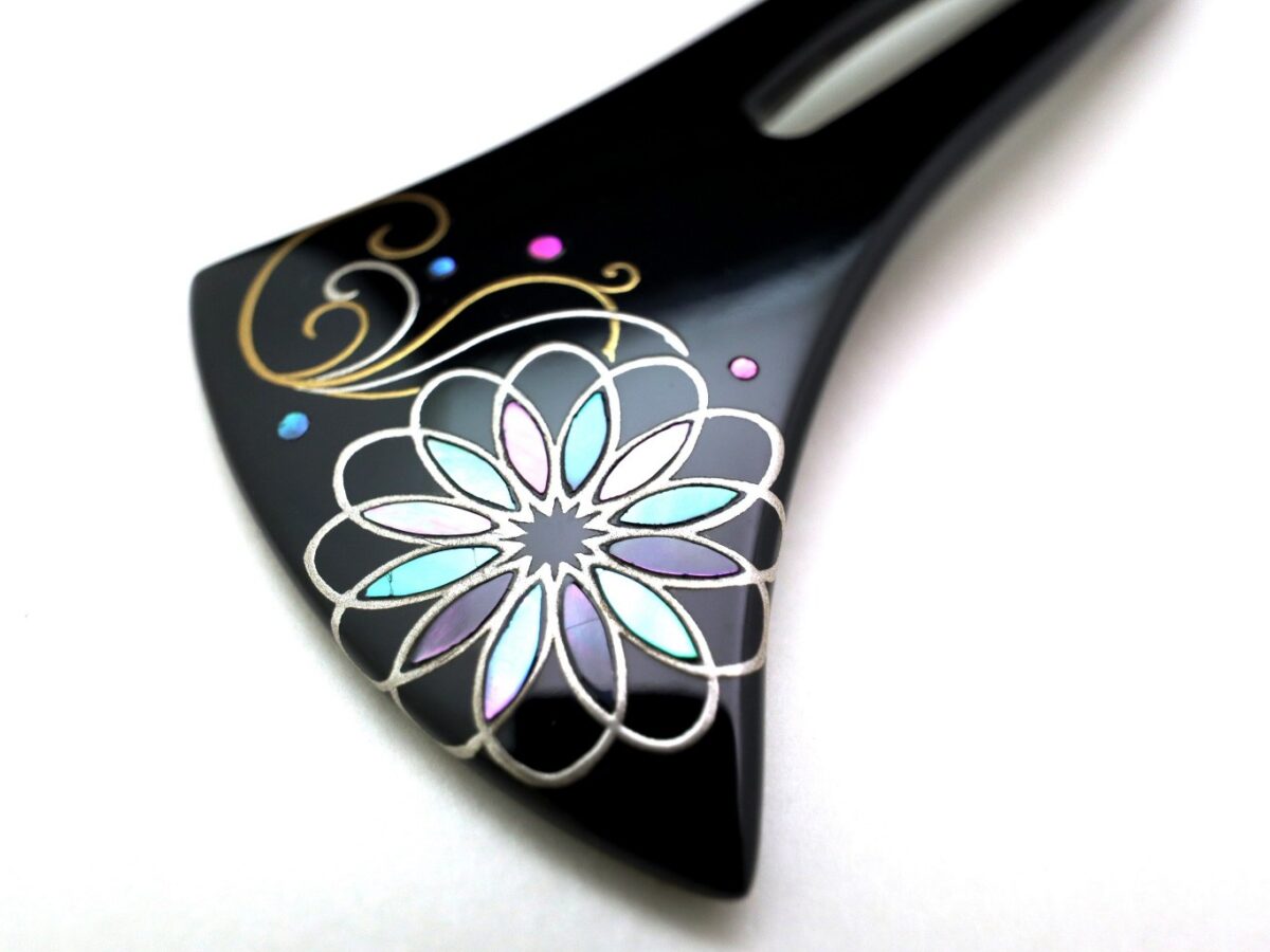 色鮮やかに素敵に咲く菊の花｜木製漆菊螺鈿金蒔絵かんざし2026