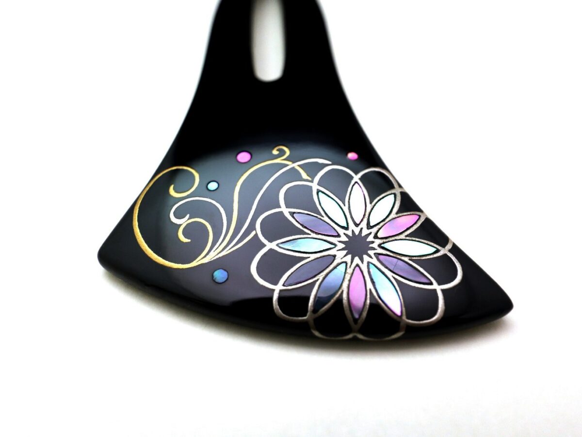 色鮮やかに素敵に咲く菊の花｜木製漆菊螺鈿金蒔絵かんざし2026