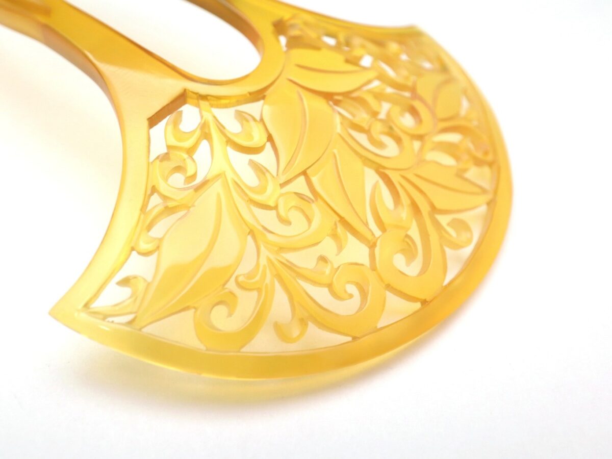 贅沢な総白べっ甲洋唐草彫りかんざし｜準礼装から普段の外出着まで