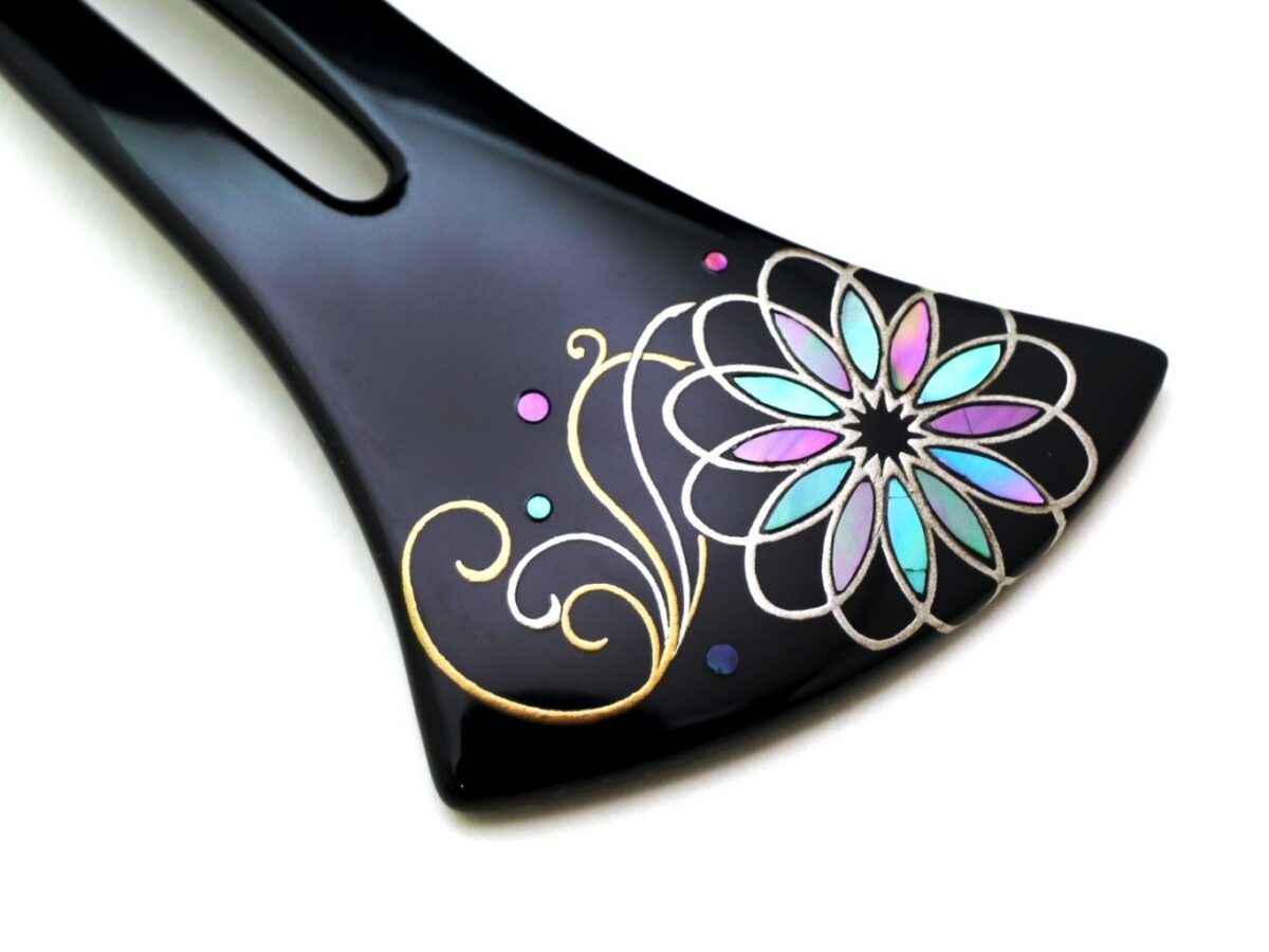 色鮮やかに素敵に咲く菊の花｜木製漆菊螺鈿金蒔絵かんざし2026