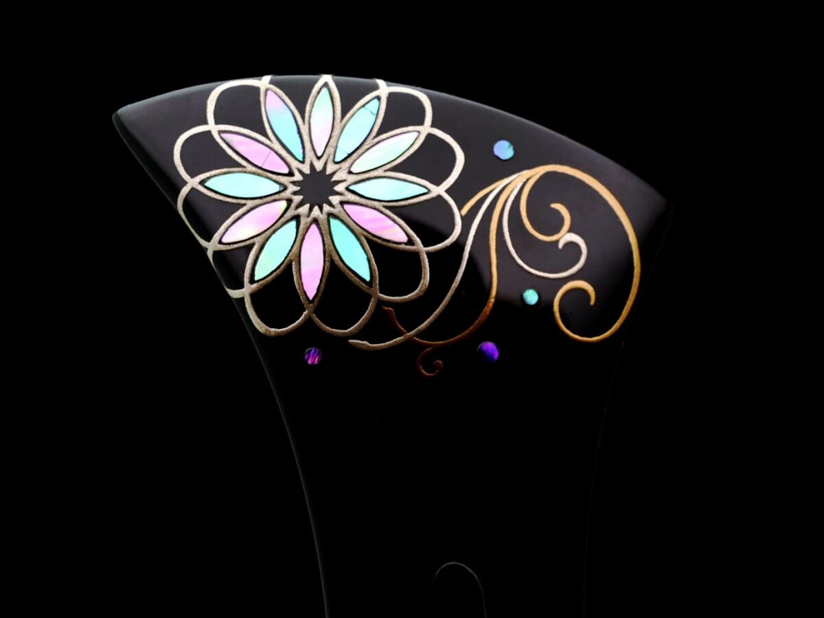 色鮮やかに素敵に咲く菊の花｜木製漆菊螺鈿金蒔絵かんざし2026