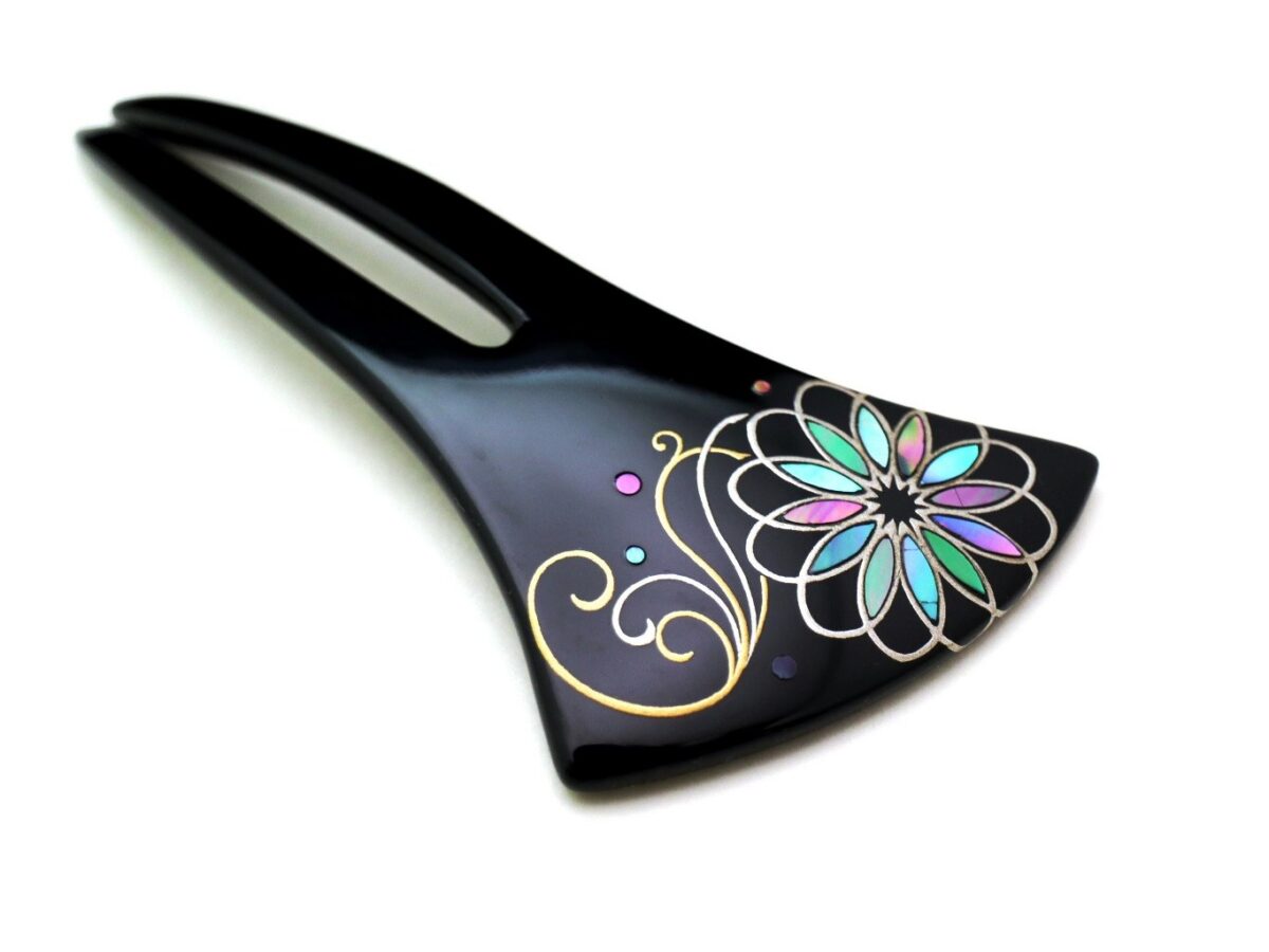 色鮮やかに素敵に咲く菊の花｜木製漆菊螺鈿金蒔絵かんざし2026