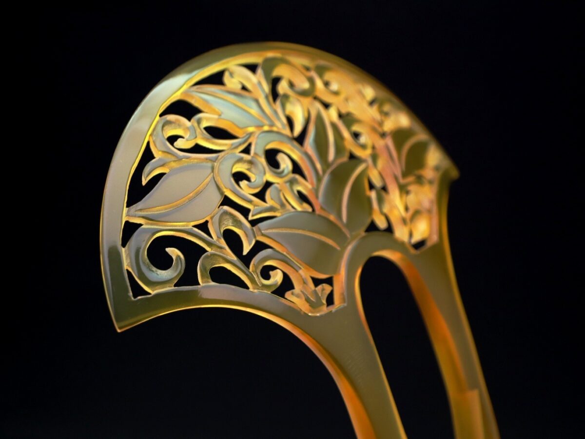 贅沢な総白べっ甲洋唐草彫りかんざし｜準礼装から普段の外出着まで