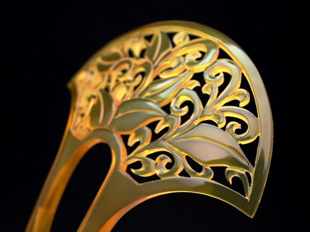 贅沢な総白べっ甲洋唐草彫りかんざし｜準礼装から普段の外出着まで