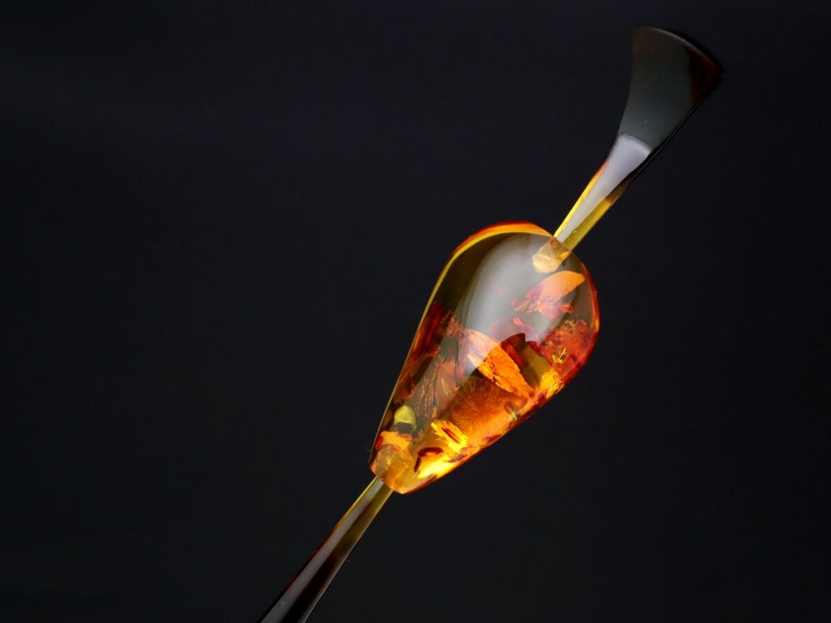 べっ甲バルティックアンバー一本挿し2026｜天然琥珀の煌めき