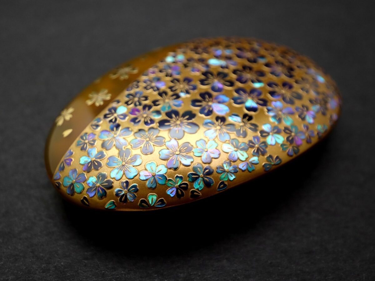 満開の桜、べっ甲桜尽くし螺鈿金蒔絵帯留2026｜大変見事な帯留