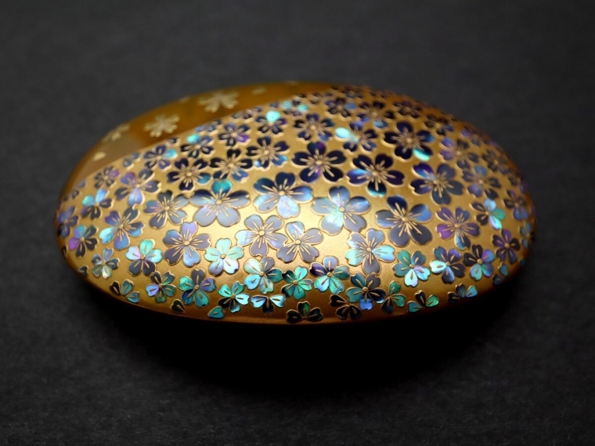 満開の桜、べっ甲桜尽くし螺鈿金蒔絵帯留2026｜大変見事な帯留