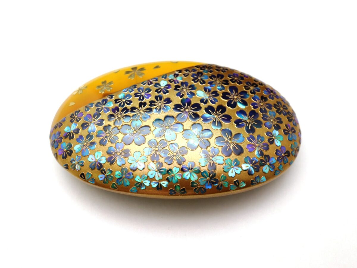 満開の桜、べっ甲桜尽くし螺鈿金蒔絵帯留2026｜大変見事な帯留