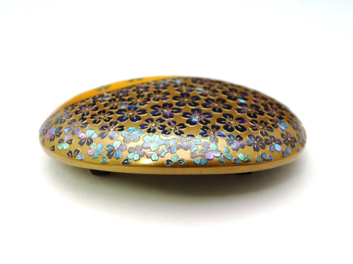 満開の桜、べっ甲桜尽くし螺鈿金蒔絵帯留2026｜大変見事な帯留