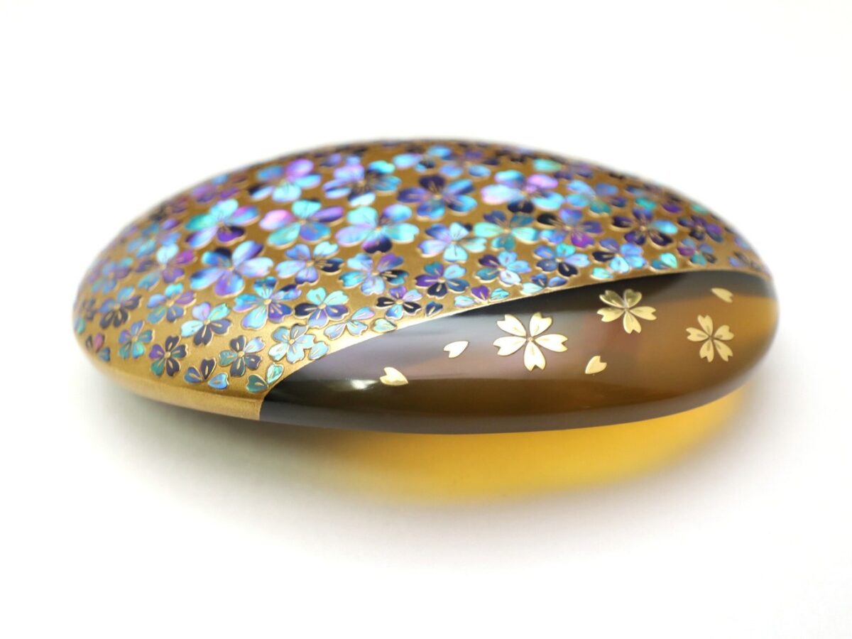 満開の桜、べっ甲桜尽くし螺鈿金蒔絵帯留2026｜大変見事な帯留