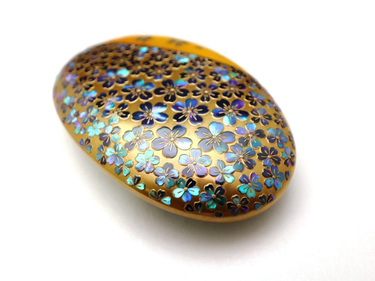 満開の桜、べっ甲桜尽くし螺鈿金蒔絵帯留2026｜大変見事な帯留