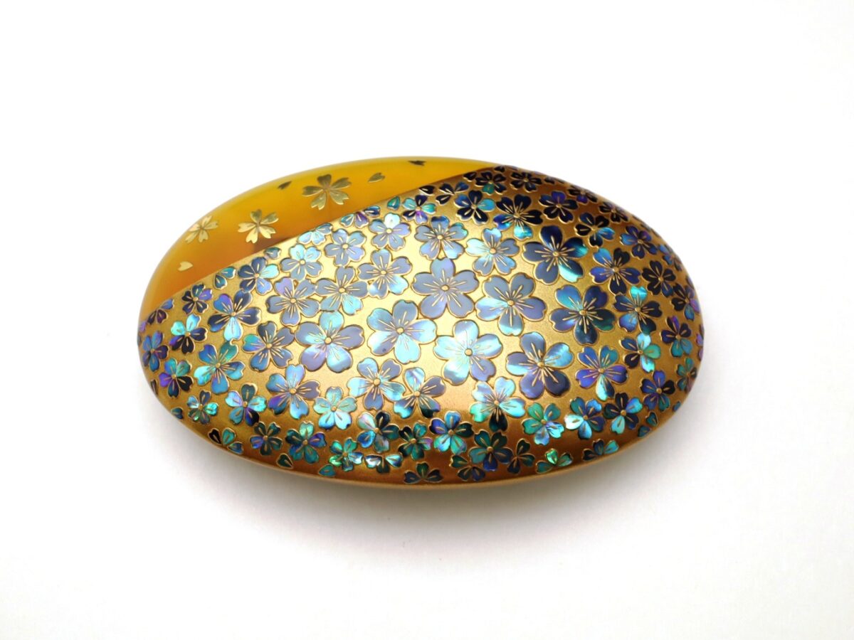 満開の桜、べっ甲桜尽くし螺鈿金蒔絵帯留2026｜大変見事な帯留