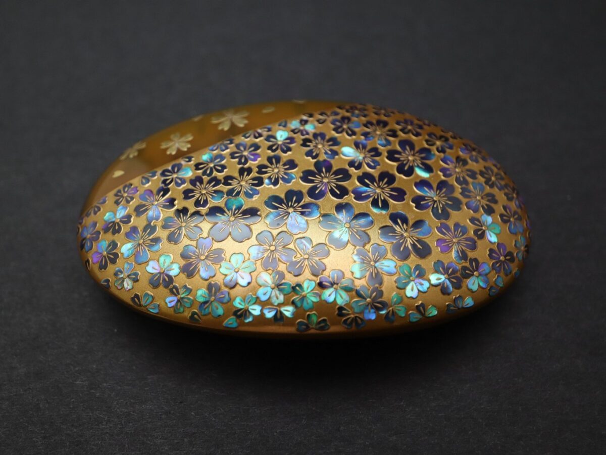 満開の桜、べっ甲桜尽くし螺鈿金蒔絵帯留2026｜大変見事な帯留