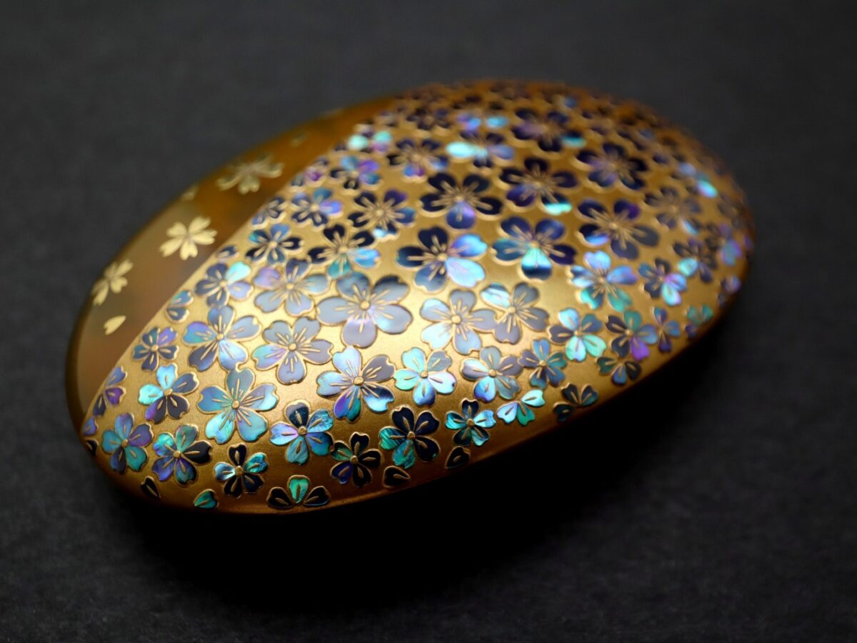 満開の桜、べっ甲桜尽くし螺鈿金蒔絵帯留2026｜大変見事な帯留