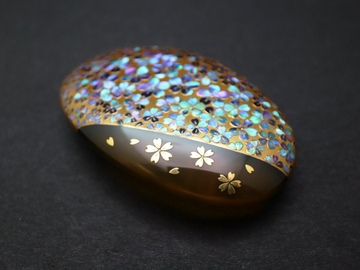 満開の桜、べっ甲桜尽くし螺鈿金蒔絵帯留2026｜大変見事な帯留