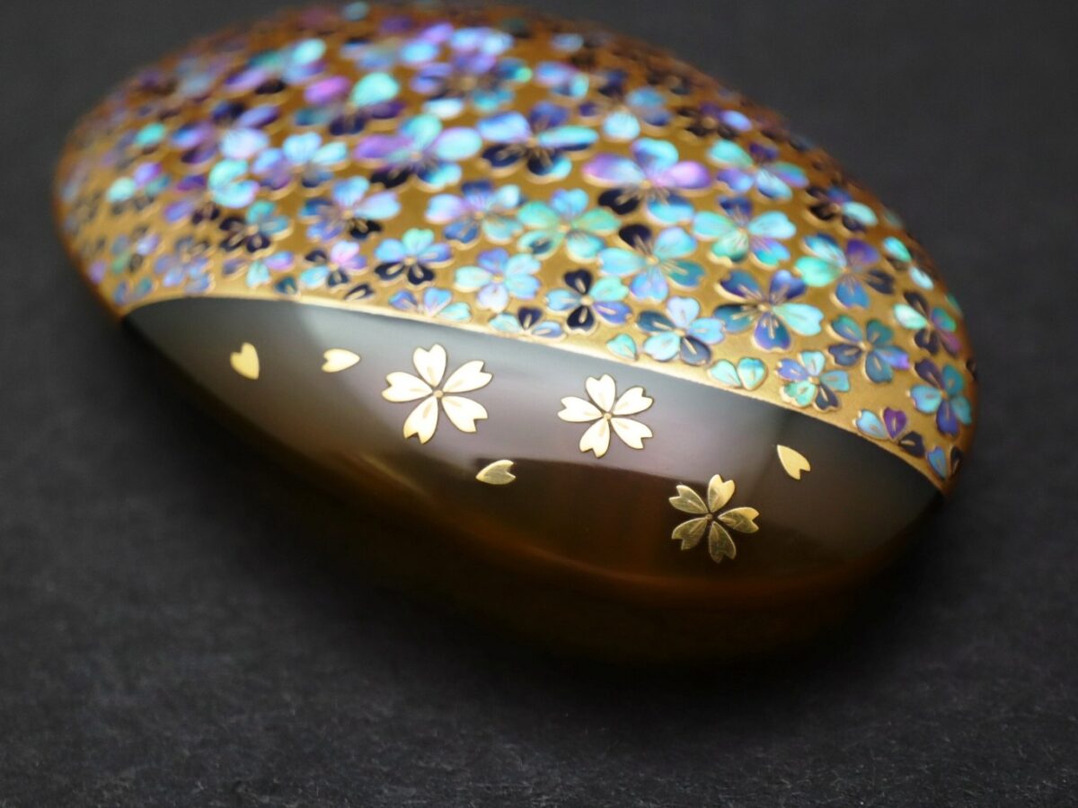 満開の桜、べっ甲桜尽くし螺鈿金蒔絵帯留2026｜大変見事な帯留