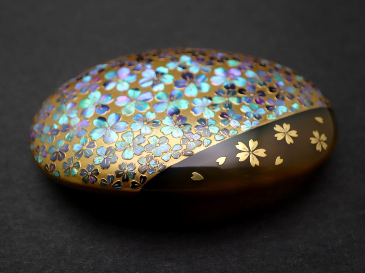 満開の桜、べっ甲桜尽くし螺鈿金蒔絵帯留2026｜大変見事な帯留