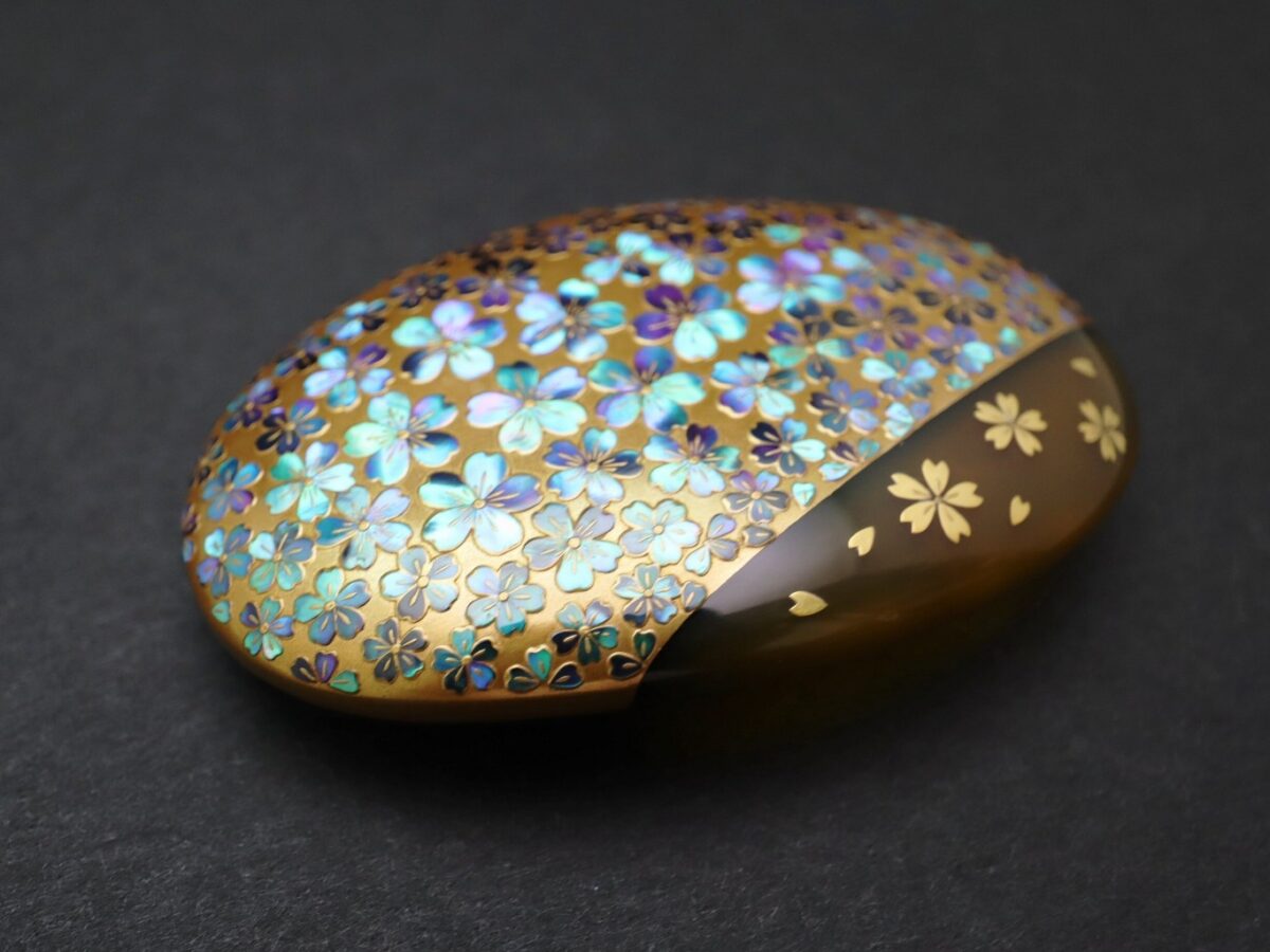 満開の桜、べっ甲桜尽くし螺鈿金蒔絵帯留2026｜大変見事な帯留